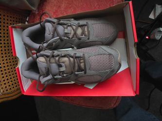 Size 10 nike mens shoes new never used retails for 130.00