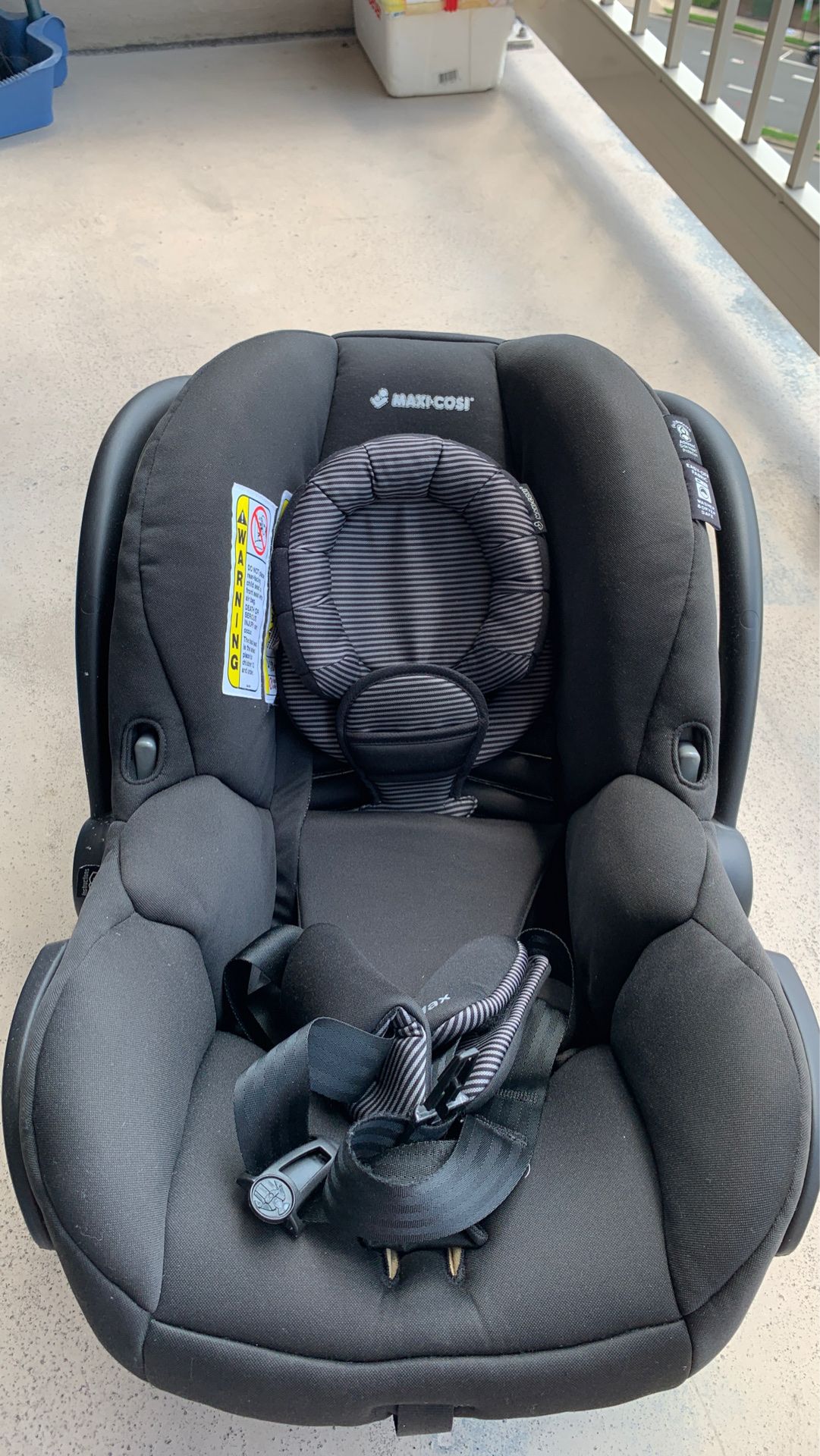 baby carseat with base