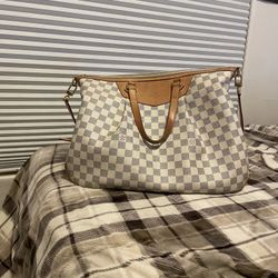 Louis Vuitton Purse (Retail 3k) Read description 