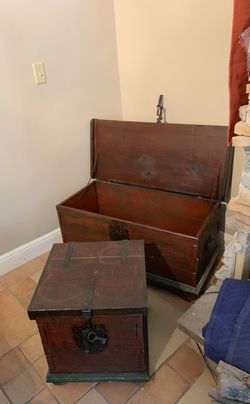 Antique Looking Chest Set
