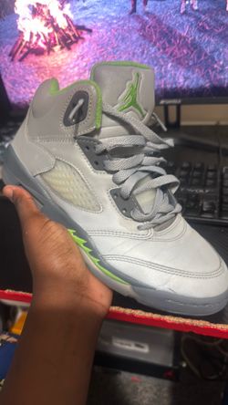 selling it for 50 it Don’t come with box size 7