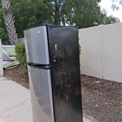 Refrigerator 