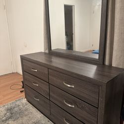 Free Dresser with Mirror – Pick Up Only