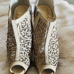 Christian Louboutin Beige  Pumps