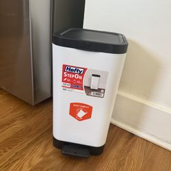 Small pedal lid bathroom trash bin