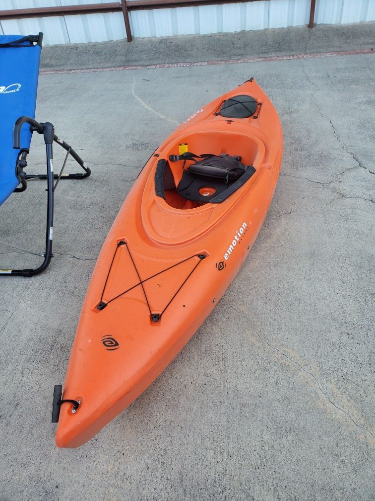 10 ft Emotion Guster Kayak for Sale in Saginaw, TX - OfferUp