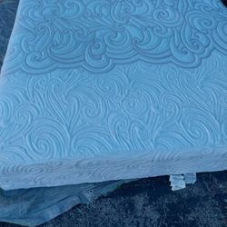 Colchón Queen Size Excelente Condiciones No Sucios Ni Rotos Libre De Mascotas Y Humo 