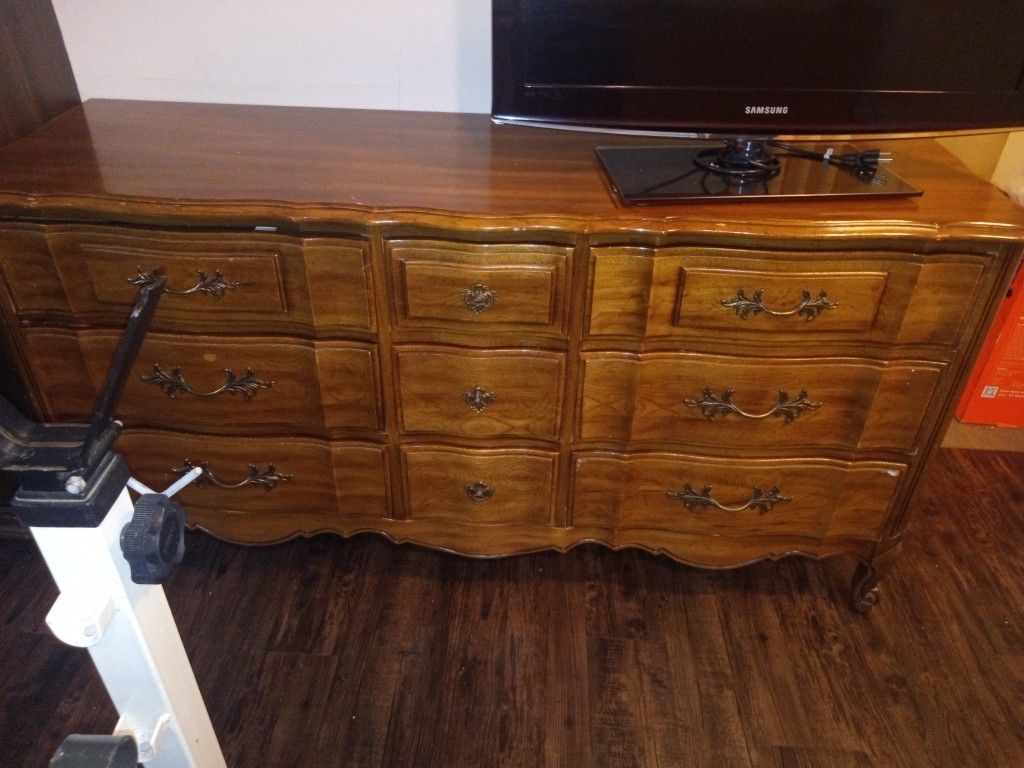 Thomasville French Provincial Serpentine Brown 9 Drawer Dresser