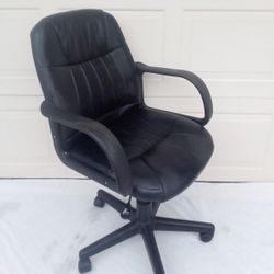 Black Heavy Duty Rolling Swivel Office Computer Desk Chair - Comfortable Vinyl Seat & Backrest with Removable Armrests - Clean in Very Good Condition
