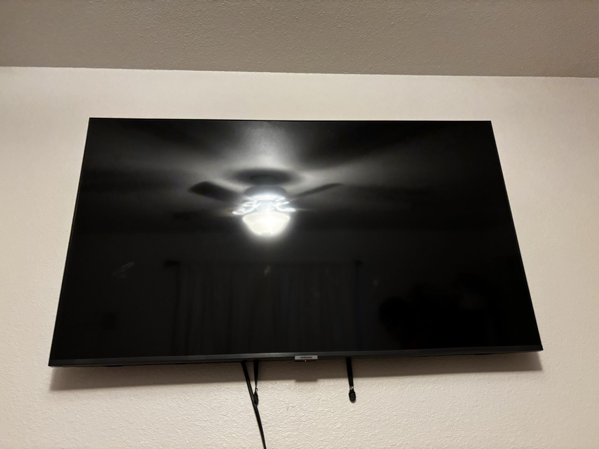 43” Samsung Smart Tv with Wall Mount