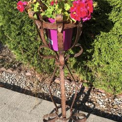Heavy metal planter great for garden and house decoration. * flowers 💐 are not included