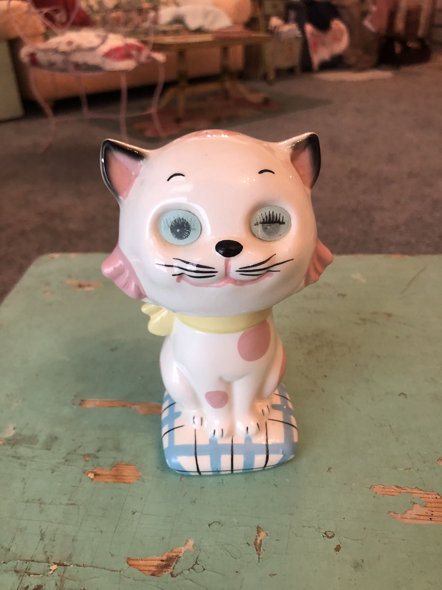 Vintage cat salt and pepper shakers eyes move