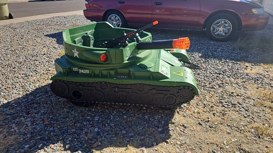 Thunder Tank GREEN Ride-On With Working Cannon and Rotating Turret!