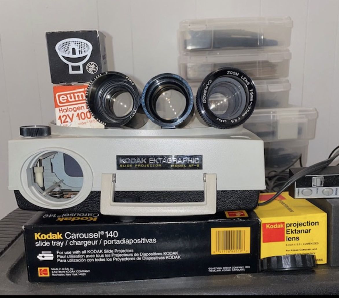 Kodak Ektagraphic AF-2 Projector + 3 Lenses + 51 Carousel Trays + Bulbs + Remote 