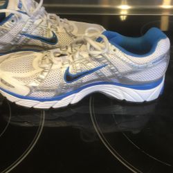 Women’s Nikes size 8 1/2