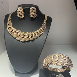 Modern set with 14K gold plating is nickel-free, does not give skin allergies