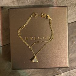 Divas' Dream 18 kt yellow gold bracelet with pendant set with a mother-of-pearl element