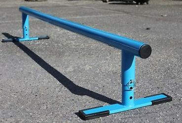 Skateboard grind rail ramp adjustable