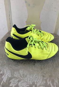 Boys Nike tiempo soccer cleats $10