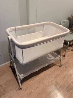 Baby Bassinet with Storage Shelf and Wheels