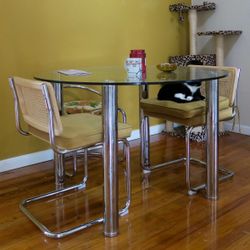 table and chairs 