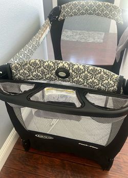 Graco pac n play  black-and-white nice clean condition