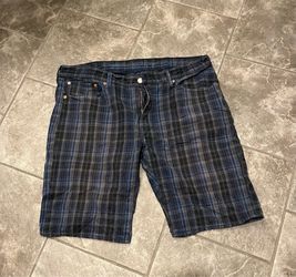 Men’s Shorts Size 40, Very Nice Plaid 504 Regular Fit Levi’s Strauss. In Very Good Condition, 100% Cotton. ONLY: $10 !!