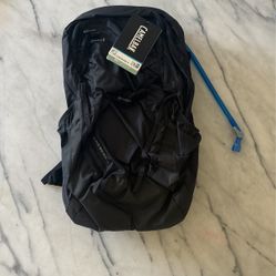 Brand new 2.5L camelbak cloud walker backpack 