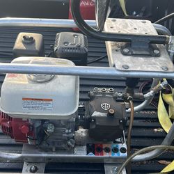 Pressure washer with gun