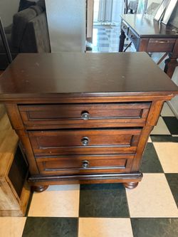 Dark Wood 3-Drawer Nightstand