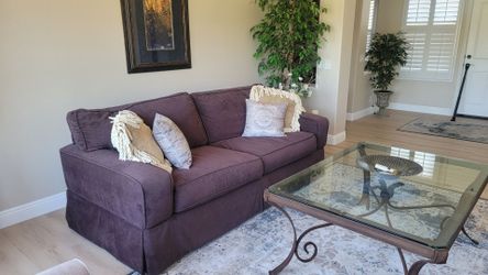 LIVING ROOM FAMILY ROOM COUCHES & TABLE SET