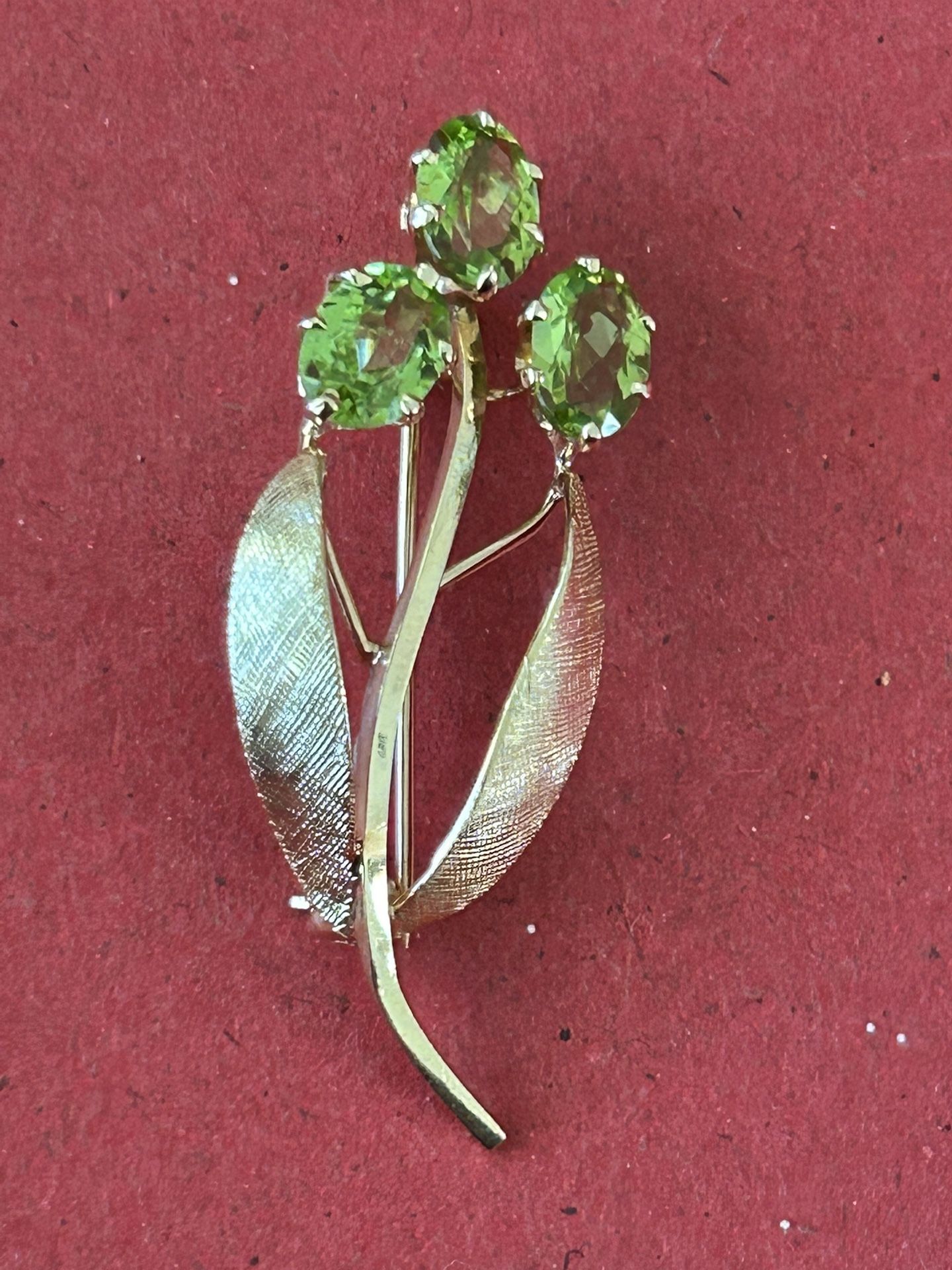 14K Gold Flower Brooch With Peridot Gem Stones. 2.8g. 