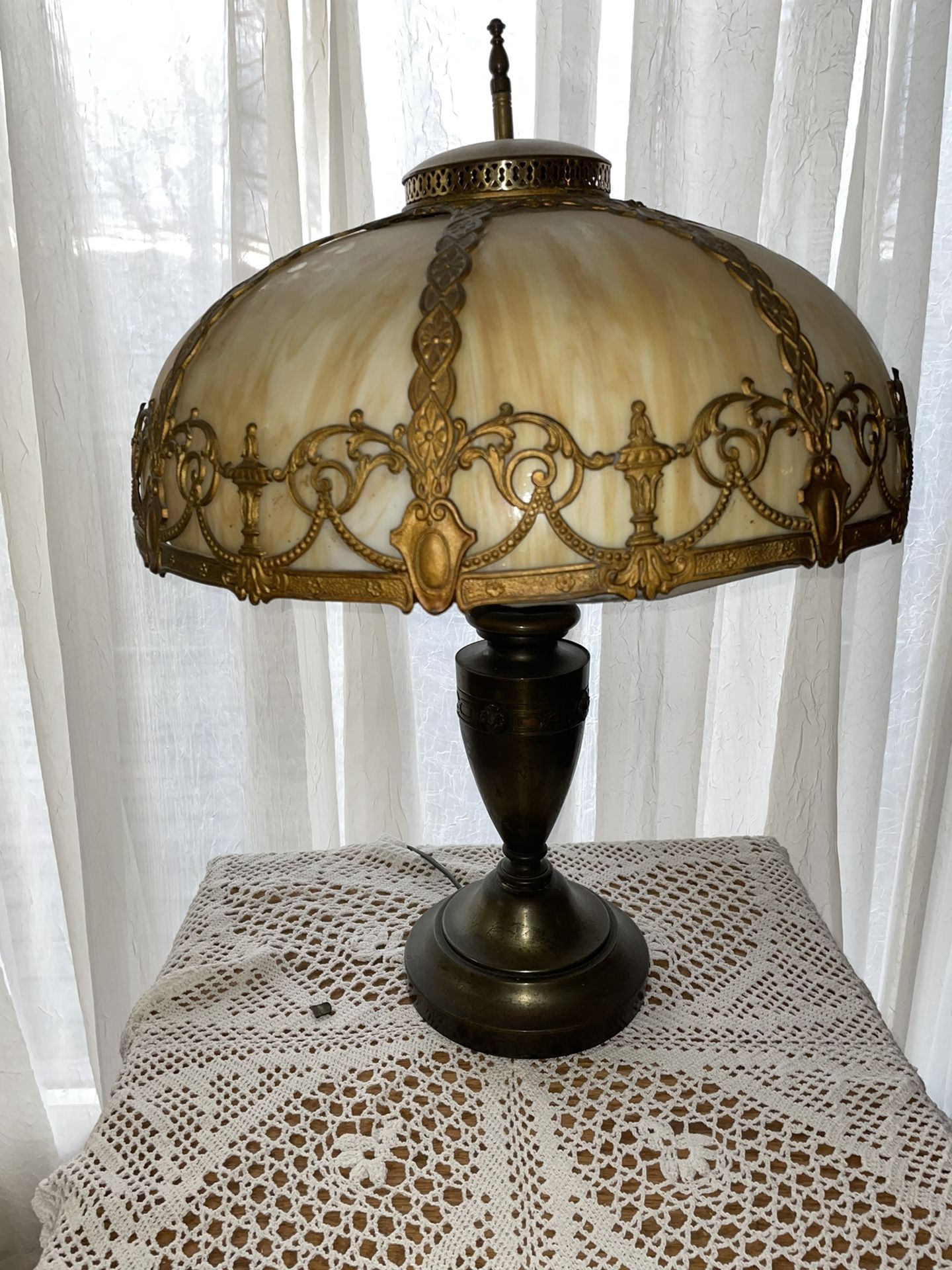 VINTAGE EARLY 1900s URN SLAG GLASS LAMP