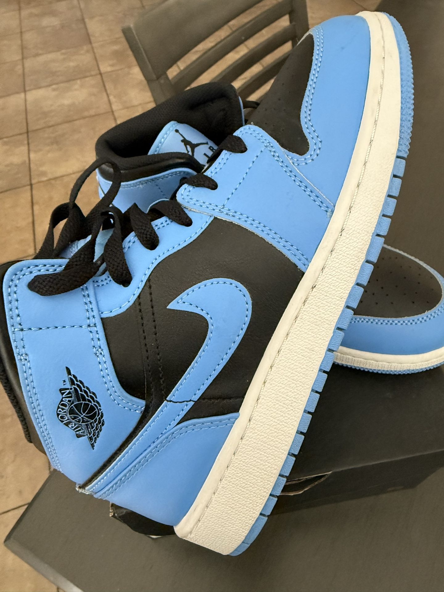 AIR JORDAN 1 MID Size 6Y