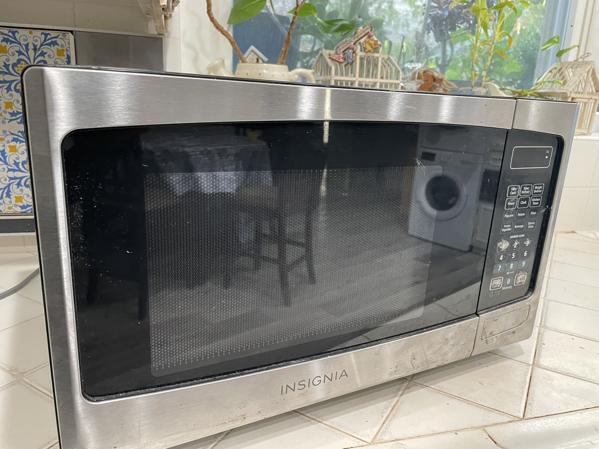 Insignia Microwave 1350 Watts