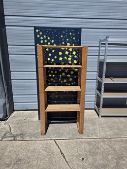 Lightweight DIY garden shelf, missing bottom level slats and could use extra bracing