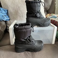 Snow ⛄️ Boots Kids Size .6