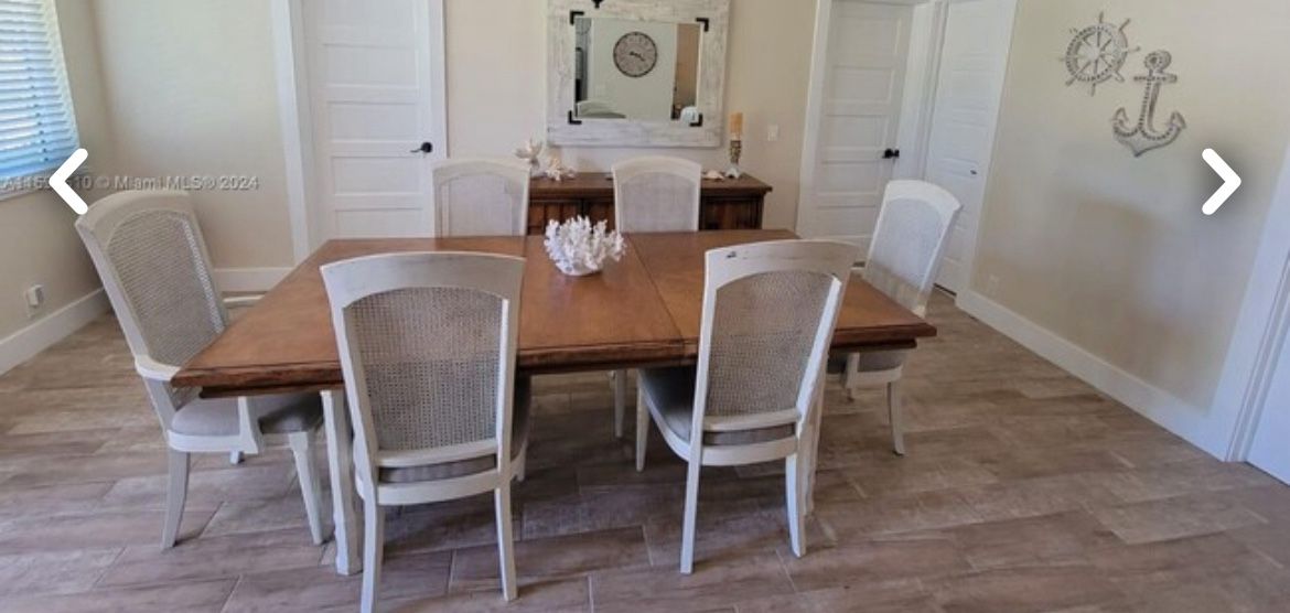 Dining Table With 6 Chairs.