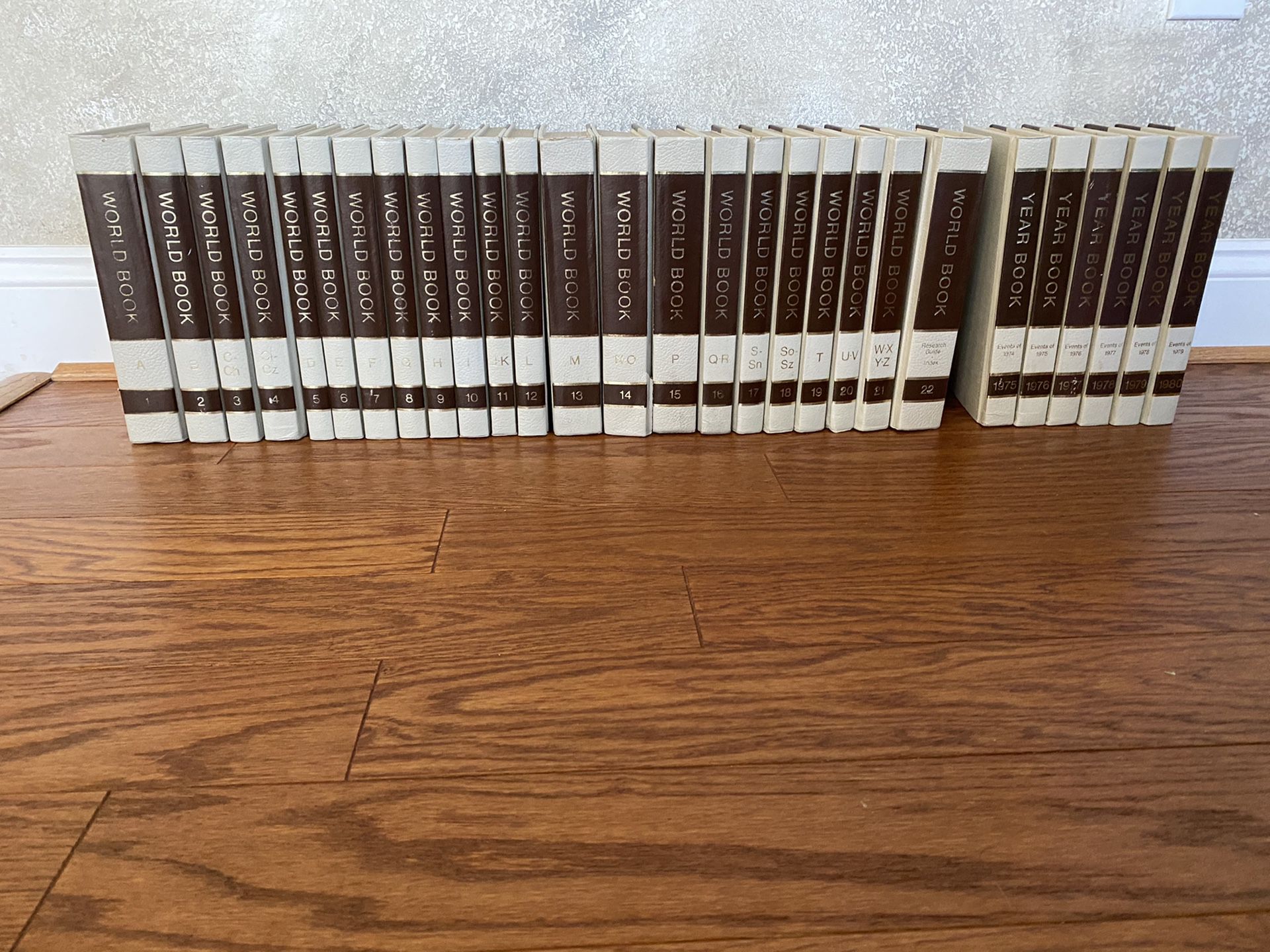 World Book Encyclopedia (1974 , 22 Volumes, Year Book 1975-80