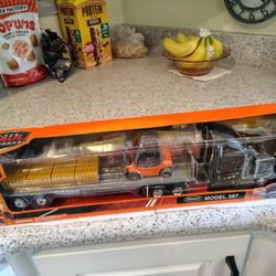 Unopened New Ray 1:43 Scale Diecast Model Peterbilt 387 Truck w/Flatbed Trailer