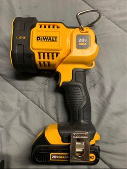 Large dewalt flashlight 🔦 20 volts white and red light with battery and charger $100