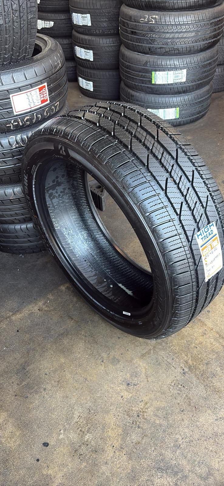 285/45/22 BRIDGESTONE- ONE TIRE SEMI NEW - DOT 2025