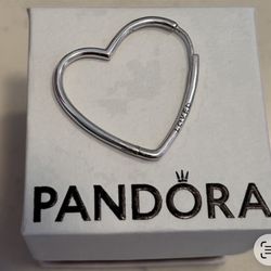 Pandora Pendientes de aro asimétricos con forma de corazón Plata de Ley.