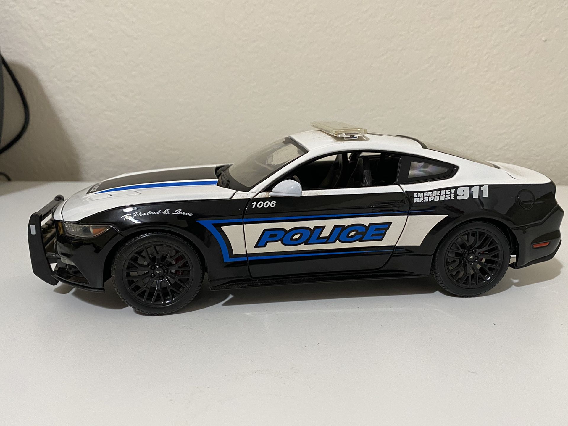 Diecast model 2015 Ford Mustang GT police 1:18