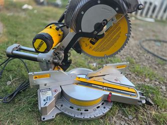 DEWALT 15 Amp Corded 12 in. Double Bevel Sliding Compound Miter Saw with XPS technology, Blade Wrench and Material Clamp