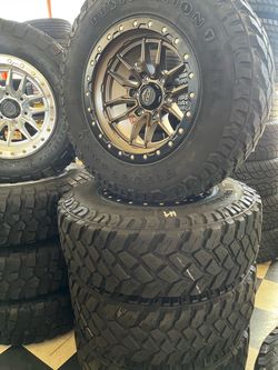 Vendo rines nuevos 17x9 de ancho de 6-139.7 lugs con llantas 255/75/r17 Faresstome las 4 por $950