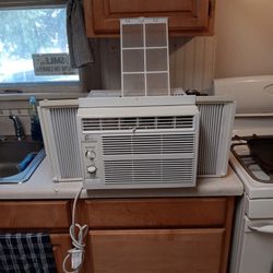 PERFECT AIRE ( 5,000 ) BTU WINDOW AIR CONDITIONER IN LIKE BRAND NEW CONDITION NO MOLD 