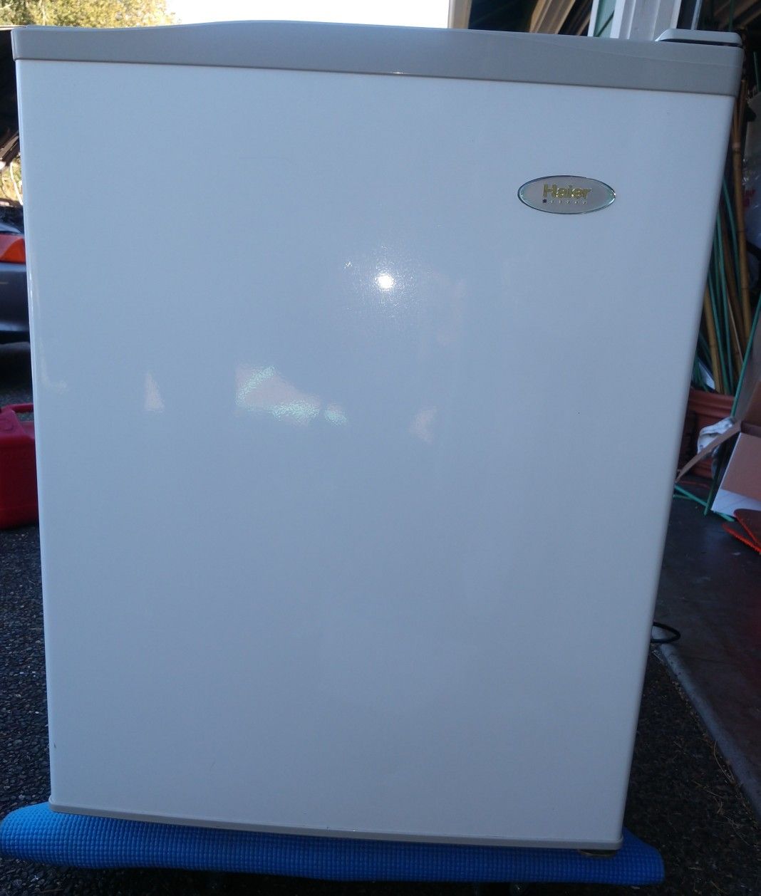 Haier 2.7 mini fridge w/ freezer