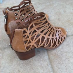 VINCE CAMUTO heels 9.5 Womans 