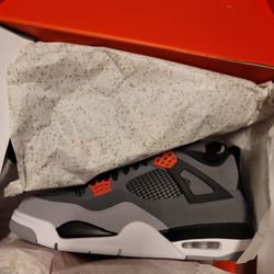 Jordan 4 (Infrared)